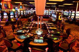 Pengguna Indonesia membaca menu r33 di ponsel
